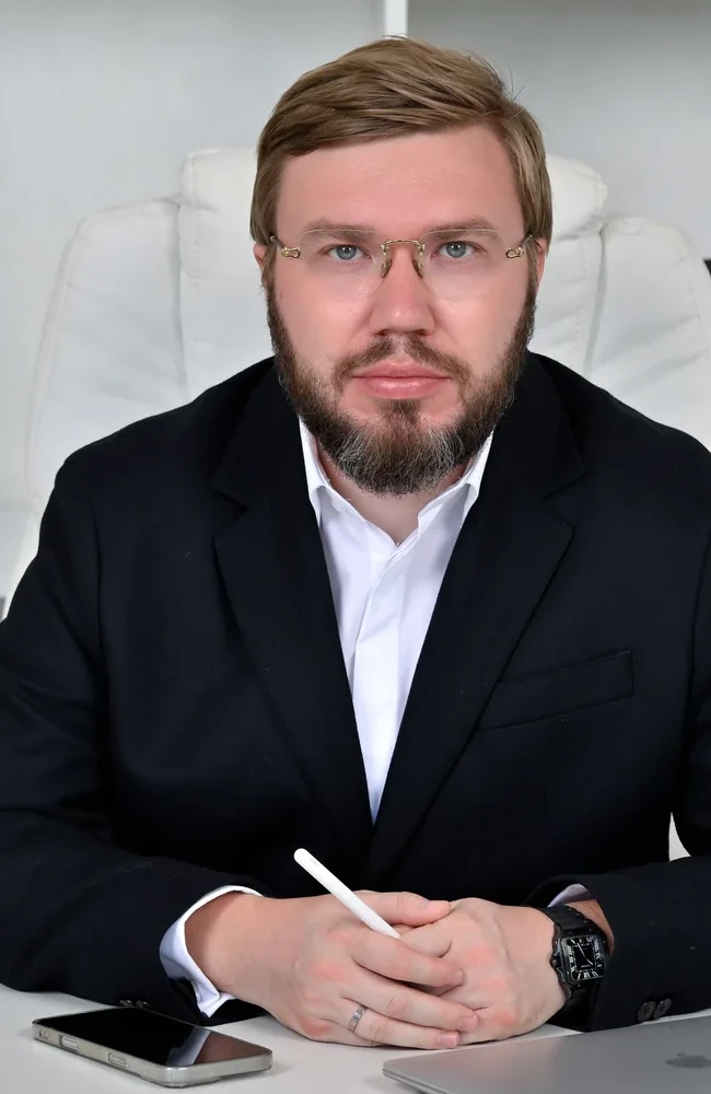 Эксперт анализирует документы клиента